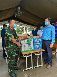 Liên đoàn Lao động huyện Tánh Linh thăm và tặng quà các đơn vị tuyến đầu phòng chống dịch Covid-19